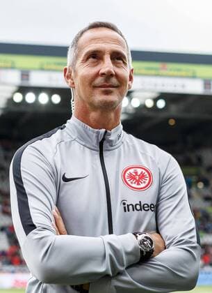 Sport Bilder des Tages Freiburg, Deutschland, 25.08.2018, 1. Bundesliga 1. Spieltag, Club Freiburg - Eintracht Frankfurt, Trainer Adi Huetter (SGE) schaut ( DeFodi507 *** Freiburg Germany 25 08 2018 1 Bundesliga 1 Gameday Sport Club Freiburg Eintracht Frankfurt Coach Adi Huetter SGE is watching DeFodi507