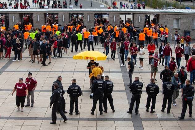 25.08.2018, xkvx, Fussball 1. Bundesliga, Hertha BSC Berlin - 1. FC Nuernberg emspor, v.l. FC Nuernberg Fans am Eingang Polizei Hundertschaft (DFL DFB REGULATIONS PROHIBIT ANY USE OF PHOTOGRAPHS as IMAGE SEQUENCES and or QUASI-VIDEO) Berlin *** 25 08 2018 xkvx Football 1 Bundesliga Hertha BSC Berlin 1 FC Nuremberg emporer FC Nuernberg Fans at the entrance Police Hundreds DFL DFB REGULATIONS PROHIBIT ANY USE OF PHOTOGRAPHS as IMAGE SEQUENCES and or QUASI VIDEO Berlin