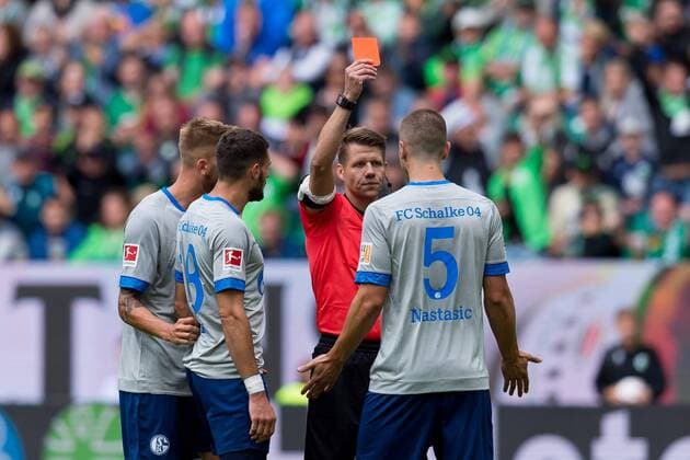 Sport Bilder des Tages Wolfsburg, Germany 25.08.2018, 1. Bundesliga, 1 Spieltag, VfL Wolfsburg - FC Schalke 04, Schiedsrichter Patrick Ittrich zeigt Matija Nastasic (S04) die Rote Karte ( DeFodi053 *** Wolfsburg Germany 25 08 2018 1 Bundesliga 1 Gameday VfL Wolfsburg FC Schalke 04 Referee Patrick Ittrich shows Matija Nastasic S04 a red card DeFodi053