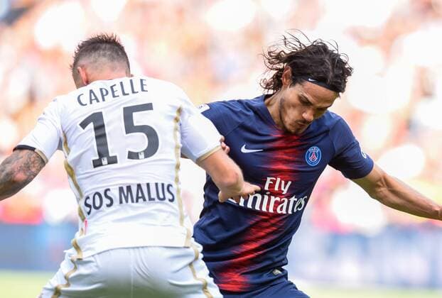 Edinson Cavani ( PSG ) - Pierrick Capelle ( Angers ) FOOTBALL : Paris Saint Germain vs Angers SCO - Ligue 1 - Paris - 25 08 2018 FedericoPestellini Panoramic 