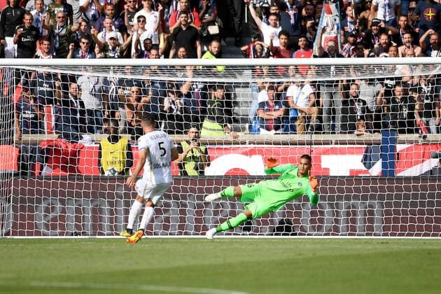 05 THOMAS MANGANI (SCO) - 16 ALPHONSE AREOLA (PSG) - PENALTY - BUT FOOTBALL : Paris SG vs Angers - Ligue 1 Conforama - 25 08 2018 FEP Panoramic 