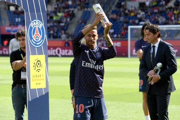 10 NEYMAR JR (PSG) - TROPHEE DU MEILLEUR PASSEUR DE LA SAISON 2017 2018 EN LIGUE 1 CONFORAMA FOOTBALL : Paris SG vs Angers - Ligue 1 Conforama - 25 08 2018 FEP Panoramic 