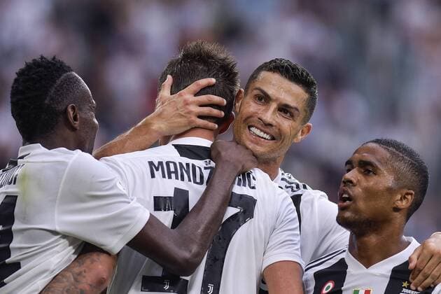 Sport Themen der Woche KW34 Sport Bilder des Tages Mario Mandzukic Juventus celebrtes scoring with Cristiano Ro naldo, Blaise Matuidi, Douglas Costa Esultanza gol Torino 25-08-2018 Allianz Stadium Football Calcio Serie A 2018 2019 Juventus - Lazio Foto OnePlusNine Insidefoto oneplusnine