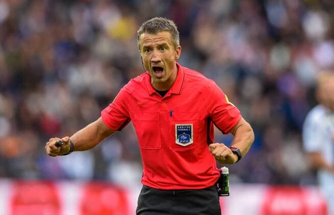 Sport Bilder des Tages JŽrome Miguelgorry ( arbitre ) FOOTBALL : Paris Saint Germain vs Angers SCO - Ligue 1 - Paris - 25 08 2018 FedericoPestellini Panoramic 