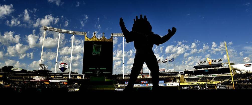 Sport Bilder des Tages August 25, 2018 - Kansas City, MO, USA - Kansas City Royals mascot Sluggerrr entertains the fans before a baseball game against the Cleveland Indians on Saturday, Aug. 25, 2018 at Kauffman Stadium in Kansas City, Mo. Cleveland Indians vs. Kansas City Royals - ZUMAm67_ 20180825_zaf_m67_014 Copyright: xJohnxSleezerx