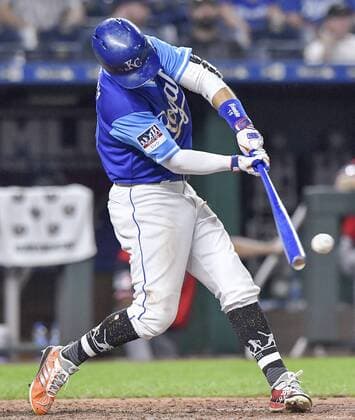 Sport Bilder des Tages August 25, 2018 - Kansas City, MO, USA - Kansas City Royals Whit Merrifield connects on an RBI double to score Adalberto Mondesi in the seventh inning against the Cleveland Indians on Saturday, Aug. 25, 2018 at Kauffman Stadium in Kansas City, Mo. Cleveland Indians vs. Kansas City Royals - ZUMAm67_ 20180825_zaf_m67_066 Copyright: xJohnxSleezerx