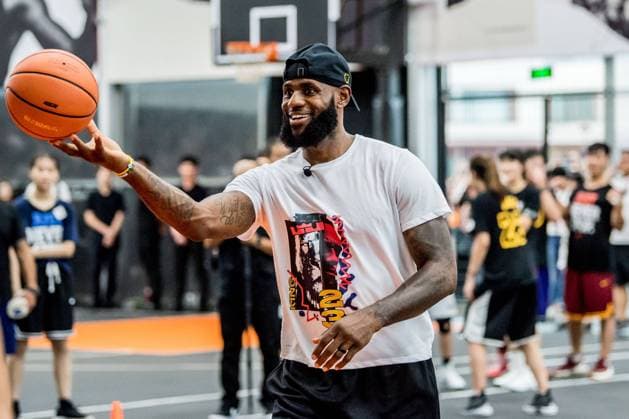 Sport Bilder des Tages NBA Basketball Herren USA star LeBron James of Los Angeles Lakers shows his basketball skills during his China tour in Shanghai, China, 25 August 2018. LeBron James shows off basketball skills during China tour  pbu856001_20