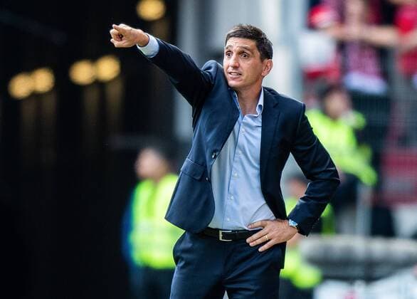 26 08 2018 xfux Soccer 1 Bundesliga FSV Mainz 05 VfB Stuttgart emspor azspor mzspor v l Trainer Tayfun Korkut VfB Stuttgart gives instructions gesticulating gestures with the arms gives instructions gesticulate gesticolando DFL DFB REGULATIONS PROHIBIT ANY USE OF PHOTOGRAPHS as IMAGE SEQUENCES and or QUASI VIDEO Mainz