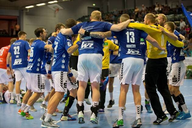 The players of Aue celebrate the point win with a dive TV Huettenberg EHV Aue 2 HBL casting Copyright: xEIBNER rrzx EP_RRZ
