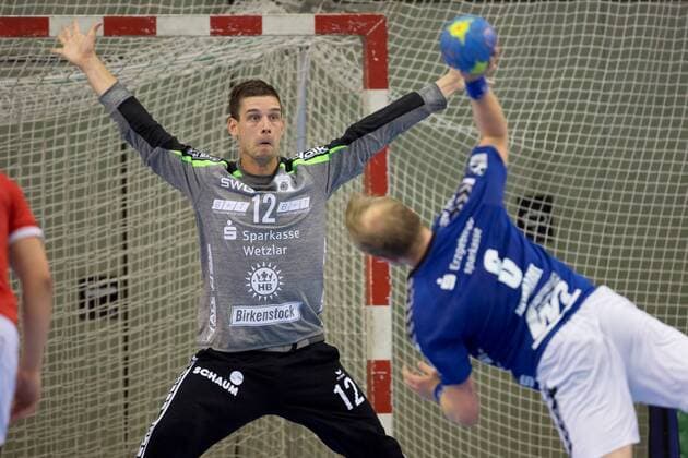 Seven meters for Aue by Bengt Bornhorn EHV Aue 8 against goalkeeper Fabian Schomburg TV Huettenberg 12 TV Huettenberg EHV Aue 2 HBL casting Copyright: xEIBNER rrzx EP_RRZ