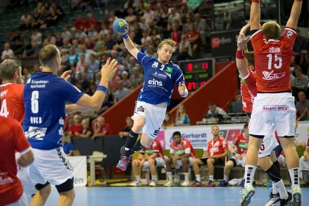 Eric Meinhardt EHV Aue 3 throws from the back right defended and a Moritz Zoerb TV Huettenberg lurking 15 left Christian Rompf TV Huettenberg 14 and Kevin Roch EHV Aue 6 TV Huettenberg EHV Aue 2 HBL casting Copyright: xEIBNER rrzx EP_RRZ