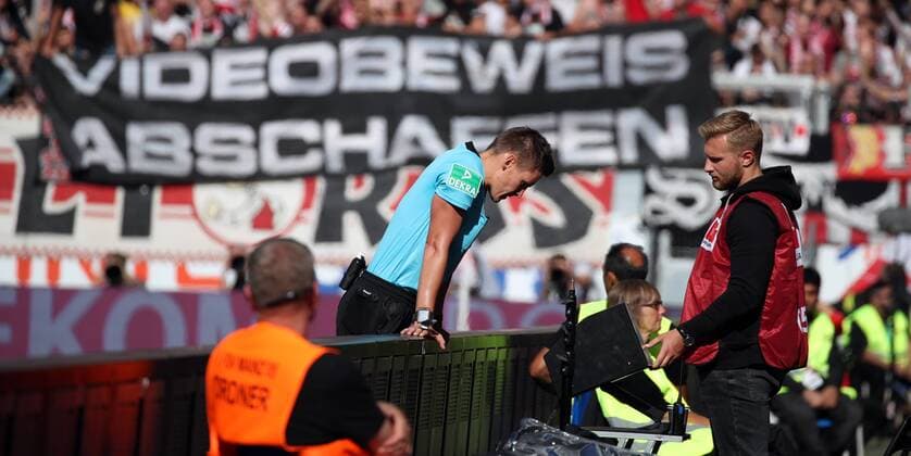 Sport Themen der Woche KW34 1. FSV Mainz 05 - VfB Stuttgart Deutschland, Mainz, 26.08.2018, Fussball, Bundesliga, Saison 2018 2019, 1. Spieltag, 1. FSV Mainz 05 - VfB Stuttgart: Daniel Siebert (Schiedsrichter) Videobeweis, DFL REGULATIONS PROHIBIT ANY USE OF PHOTOGRAPHS AS IMAGE SEQUENCES AND OR QUASI-VIDEO. *** 1 FSV Mainz 05 VfB Stuttgart Daniel Siebert Referee Video Evidence DFL REGULATIONS PROHIBIT ANY USE OF PHOTOGRAPH AS IMAGE SEQUENCES AND OR QUASI VIDEO 1 FSV Mainz 05 VfB Stuttgart Germany Mainz 26 08 2018 Soccer Bundesliga Season 2018 2019