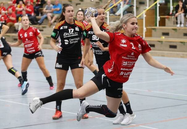 Ludwigsburg Lotto Cup final HSG Bad Wildungen Vipers red vs HSG Bensheim Auerbach black right Annika Ingenpass Wildungen