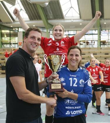 Ludwigsburg Lotto Cup final HSG Bad Wildungen Vipers red vs HSG Bensheim Auerbach black Dominik Dinkel representative of the city of Ludwigsburg to Manuela Brütsch wild behind Annika Ingenpass wildungen