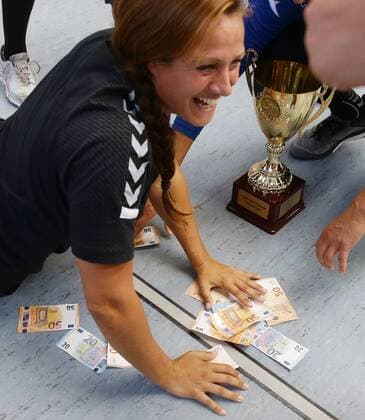 Ludwigsburg Lotto Cup final HSG Bad Wildungen Vipers red vs HSG Bensheim Auerbach black Tessa Bremmer coach Wildungen collects the prize money that flew out of the trophy