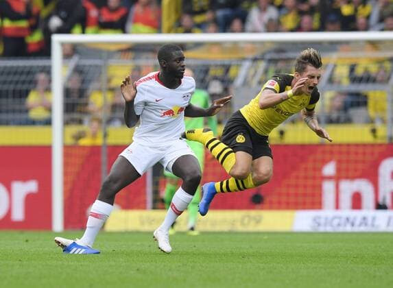 26 08 2018 Soccer GER Season 2018 2019 1 Bundesliga 1 Gameday Borussia Dortmund RB Leipzig 4 1 Maximilian Philipp Borussia In this duel against Dayot Upamecano RB Leipzig, Dortmund re loses his right-back DFL REGULATIONS PROHIBIT ANY USE OF PHOTOGRAPHS AS SEQUENCES AND OR QUASI VIDEO Team2