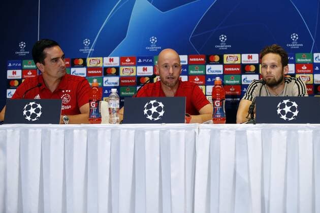 (L-R) press officer Miel Brinkhuis of Ajax, Ajax coach Erik ten Hag, Daley Blind of Ajax during the UEFA Champions League play offs round second leg match between Dynamo Kyiv and Ajax Amsterdam at the NSK Olimpiyskyi on August 28, 2018 in Kyiv, Ukraine UEFA Champions League 2018 2019 xVIxVIxImagesx xMauricexvanxSteenxIVx 11912474
