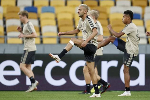 (L-R) Frenkie de Jong of Ajax, Hakim Ziyech of Ajax, David Neres of Ajax during a training session prior to the UEFA Champions League play offs round second leg match between Dynamo Kyiv and Ajax Amsterdam at the NSK Olimpiyskyi on August 27, 2018 in Kyiv, Ukraine UEFA Champions League 2018 2019 xVIxVIxImagesx xMauricexvanxSteenxIVx 11913076