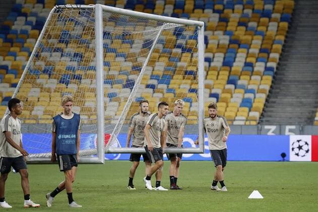 (L-R) David Neres of Ajax, Dennis Johnsen of Ajax, Daley Blind of Ajax, Dusan Tadic of Ajax, Rasmus Kristensen of Ajax, Lasse Schone of Ajax during a training session prior to the UEFA Champions League play offs round second leg match between Dynamo Kyiv and Ajax Amsterdam at the NSK Olimpiyskyi on August 27, 2018 in Kyiv, Ukraine UEFA Champions League 2018 2019 xVIxVIxImagesx xMauricexvanxSteenxIVx 11913294