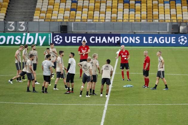 (L-R) Frenkie de Jong of Ajax, Daley Blind of Ajax, Zakaria Labyad of Ajax, Noussair Mazraoui of Ajax, Maximilian Wober of Ajax, Ajax goalkeeper Kostas Lamprou, Klaas Jan Huntelaar of Ajax, Ajax goalkeeper Benjamin van Leer, Hakim Ziyech of Ajax, Rasmus Kristensen of Ajax, David Neres of Ajax, Ajax coach Erik ten Hag, Ajax assistant trainer Alfred Schreuder, Dani de Wit of Ajax during a training session prior to the UEFA Champions League play offs round second leg match between Dynamo Kyiv and Ajax Amsterdam at the NSK Olimpiyskyi on August 27, 2018 in Kyiv, Ukraine UEFA Champions League 2018 2019 xVIxVIxImagesx xMauricexvanxSteenxIVx 11913295