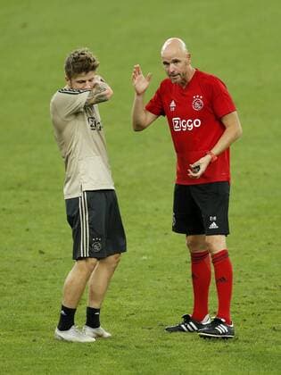 (L-R) Lasse Schone of Ajax, Ajax coach Erik ten Hag during a training session prior to the UEFA Champions League play offs round second leg match between Dynamo Kyiv and Ajax Amsterdam at the NSK Olimpiyskyi on August 27, 2018 in Kyiv, Ukraine UEFA Champions League 2018 2019 xVIxVIxImagesx xMauricexvanxSteenxIVx 11913581