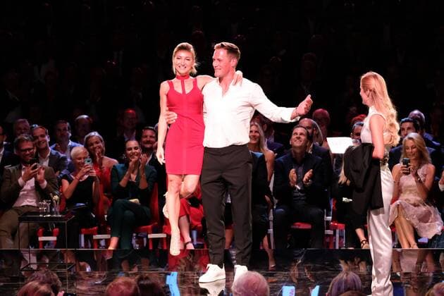 Laureate Aljona Savchenko and a hockey player try a lifting figure right Moderator Andrea Kaiser Presentation of the Sport Bild Award at the fish auction hall Große Elbstraße in Hamburg on 27 8 2018