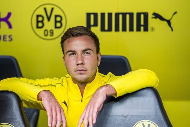 Fußball: 1. Bundesliga, Saison 2018 2019, 1. Spieltag, Borussia Dortmund - Rasenballsport Leipzig am 26.08.2018 im Signal Iduna Park in Dortmund (Nordrhein-Westfalen). Dortmunds Mario Götze Goetze sitzt auf der Auswechselbank. Gemäß den Vorgaben der DFL Deutsche Fußball Liga ist es untersagt, in dem Stadion und oder vom Spiel angefertigte Fotoaufnahmen in Form von Sequenzbildern und oder videoähnlichen Fotostrecken zu verwerten bzw. verwerten zu lassen. DFL REGULATIONS PROHIBIT ANY USE OF PHOTOGRAPHS AS IMAGE SEQUENCES AND OR QUASI-VIDEO. *** Football 1 Bundesliga Season 2018 2019 1 Matchday Borussia Dortmund Rasenballsport Leipzig on 26 08 2018 at the Signal Iduna Park in Dortmund North Rhine Westphalia Dortmunds Mario Götze Goetze sits on the bench In accordance with the requirements of the DFL German Football League it is prohibited in the stadium and or the game DFL REGULATIONS PROHIBIT ANY USE OF PHOTOGRAPH AS IMAGE SEQUENCES AND OR QUASI VIDEO Copyright: xKirchner DavidxInderliedx