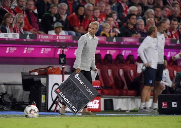 24.08.2018, Fussball 1. Bundesliga 2018 2019, 1. Spieltag, FC Bayern München - TSG 1899 Hoffenheim, in der Allianz-Arena München. Teammanagerin Kathleen Krüger (FC Bayern München) mit Headset. *** 24 08 2018 Soccer 1 Bundesliga 2018 2019 1 Gameday FC Bayern Munich TSG 1899 Hoffenheim at the Allianz Arena Munich Team manager Kathleen Krüger FC Bayern München with headset