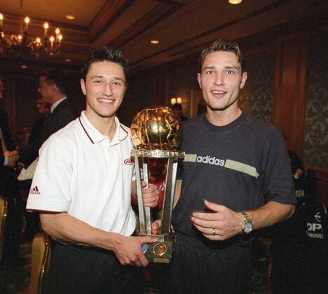 Niko li and Robert Kovac from FC Bayern Munich photographed on 27 11 2001 in Tokyo Soccer 1 Bundesliga FC Bayern Munich World Cup Final 2001 in Tokyo
