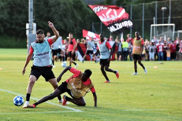 SOCCER - CL quali, RBS vs Belgrade TAXHAM,AUSTRIA,28.AUG.18 - SOCCER - UEFA Champions League qualification play-off, Red Bull Salzburg vs FC Red Star Belgrade, training RBS, preview. Image shows fans, Munas Dabbur and Amadou Haidara (RBS). GEPAxpictures xFlorianxErtl