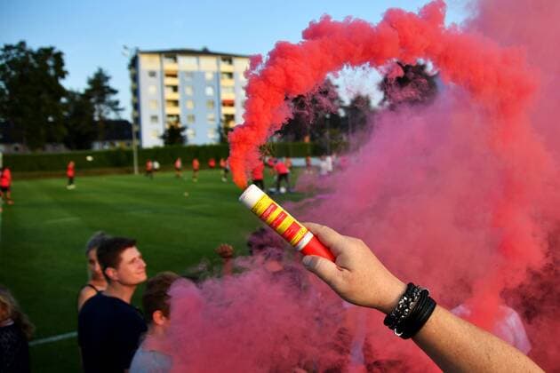 SOCCER - CL quali, RBS vs Belgrade TAXHAM,AUSTRIA,28.AUG.18 - SOCCER - UEFA Champions League qualification play-off, Red Bull Salzburg vs FC Red Star Belgrade, training RBS, preview. Image shows fans of RBS and a smoke grenade. GEPAxpictures xFlorianxErtl