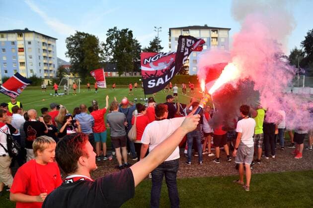 Sport Bilder des Tages SOCCER - CL quali, RBS vs Belgrade TAXHAM,AUSTRIA,28.AUG.18 - SOCCER - UEFA Champions League qualification play-off, Red Bull Salzburg vs FC Red Star Belgrade, training RBS, preview. Image shows fans of RBS and a bengal firework. GEPAxpictures xFlorianxErtl