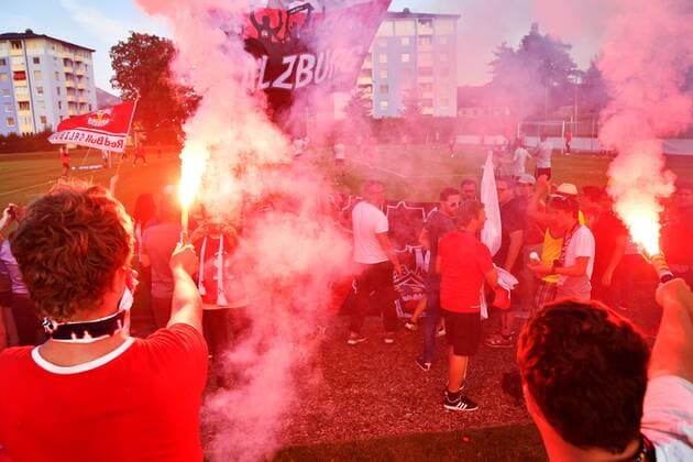 SOCCER - CL quali, RBS vs Belgrade TAXHAM,AUSTRIA,28.AUG.18 - SOCCER - UEFA Champions League qualification play-off, Red Bull Salzburg vs FC Red Star Belgrade, training RBS, preview. Image shows fans of RBS and bengal firework. GEPAxpictures xFlorianxErtl