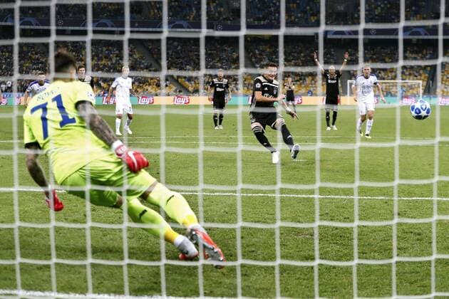 KIEV, Ukraine, 28-08-2018, Stadium NSK Olimpiejsky, football, season 2018 2019, Champions League Play-offs , Ajax player Dusan Tadic (R) places penalty on goal face to face with Dynamo Kiev goalkeeper Denys Boyko (L) during the game Dynamo Kiev - Ajax. Dynamo Kiev - Ajax  x2430505x