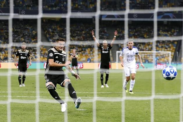KIEV, Ukraine, 28-08-2018, Stadium NSK Olimpiejsky, football, season 2018 2019, Champions League Play-offs , Ajax player Dusan Tadic (R) places penalty on goal face to face with Dynamo Kiev goalkeeper Denys Boyko (L) during the game Dynamo Kiev - Ajax.  x2430506x