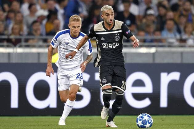 KIEV, Ukraine, 28-08-2018, Stadium NSK Olimpiejsky, football, season 2018 2019, Champions League Play-offs , Ajax player Hakim Ziyech (R) and Dynamo Kiev player Vitaliy Buyalskiy (L) during the game Dynamo Kiev - Ajax. Dynamo Kiev - Ajax  x2430548x