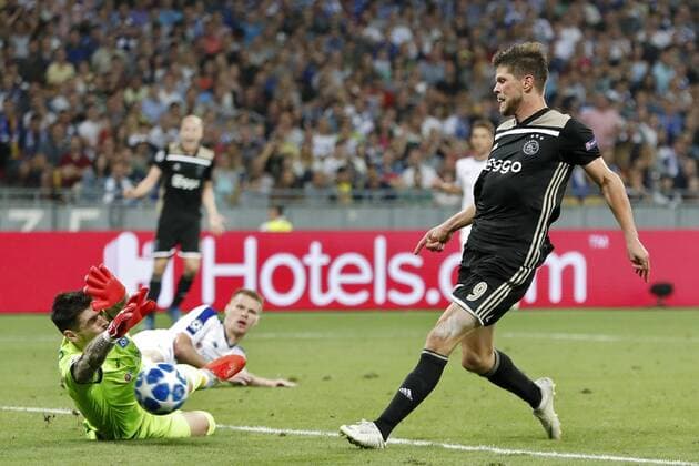KIEV, Ukraine, 28-08-2018, Stadium NSK Olimpiejsky, football, season 2018 2019, Champions League Play-offs , Dynamo Kiev goalkeeper Denys Boyko (L) and Ajax player Klaas Jan Huntelaar (R) during the game Dynamo Kiev - Ajax. Dynamo Kiev - Ajax  x2430616x