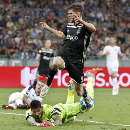 KIEV, Ukraine, 28-08-2018, Stadium NSK Olimpiejsky, football, season 2018 2019, Champions League Play-offs , Dynamo Kiev goalkeeper Denys Boyko (L) and Ajax player Klaas Jan Huntelaar (R) during the game Dynamo Kiev - Ajax. Dynamo Kiev - Ajax  x2430620x