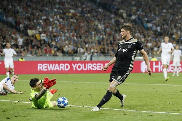 (L-R) Dynamo Kyiv goalkeeper Denys Boyko, Klaas Jan Huntelaar of Ajax during the UEFA Champions League play offs round second leg match between Dynamo Kyiv and Ajax Amsterdam at the NSK Olimpiyskyi on August 28, 2018 in Kyiv, Ukraine UEFA Champions League 2018 2019 xVIxVIxImagesx xMauricexvanxSteenxIVx 11923730