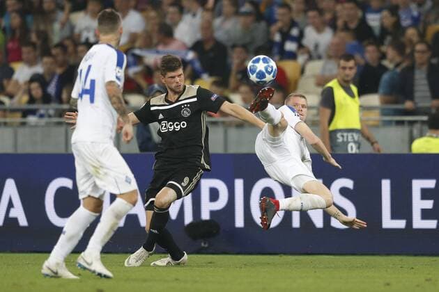 KIEV, Ukraine, 28-08-2018, Stadium NSK Olimpiejsky, football, season 2018 2019, Champions League Play-offs , Ajax player Klaas Jan Huntelaar (L) and Dynamo Kiev player Mykyta Burda (volley) during the game Dynamo Kiev - Ajax. Dynamo Kiev - Ajax  x2430690x
