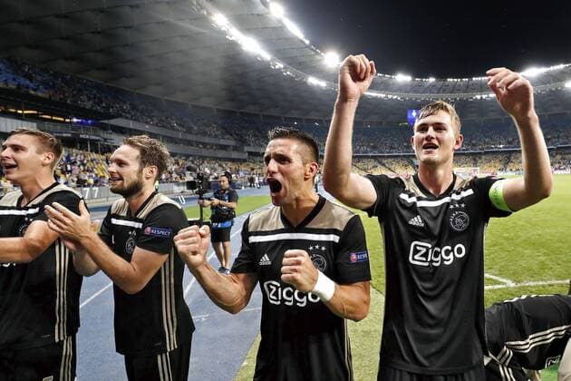 Sport Bilder des Tages KIEV, Ukraine, 28-08-2018, Stadium NSK Olimpiejsky, football, season 2018 2019, Champions League Play-offs , Ajax player Matthijs de Ligt (R) , Ajax player Dusan Tadic (L) celebrating the victory after the game Dynamo Kiev - Ajax. Dynamo Kiev - Ajax  x2430843x