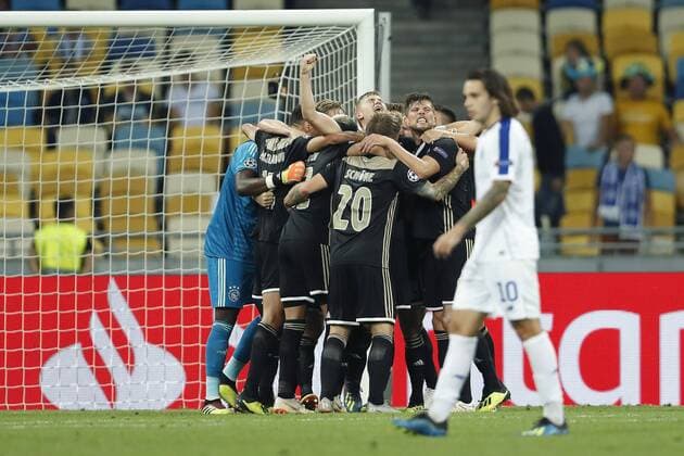 (L-R) Ajax goalkeeper Andre Onana, Noussair Mazraoui of Ajax, Matthijs de Ligt of Ajax, Lasse Schone of Ajax, Klaas Jan Huntelaar of Ajax, Mykola Shaparenko of Dynamo Kyiv during the UEFA Champions League play offs round second leg match between Dynamo Kyiv and Ajax Amsterdam at the NSK Olimpiyskyi on August 28, 2018 in Kyiv, Ukraine UEFA Champions League 2018 2019 xVIxVIxImagesx xMauricexvanxSteenxIVx 11924598