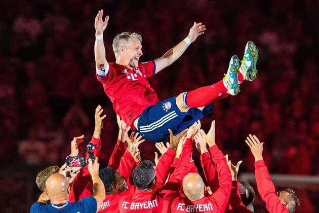 Sport Themen der Woche KW35 Sport Bilder des Tages Abschiedsspiel Bastian Schweinsteiger am 28.08.2018 in der Allianz Arena in München Bastian Schweinsteiger wird von seinen Mitspielern auf Händen getragen Gemäß den Vorgaben der DFL Deutsche Fußball Liga ist es untersagt, in dem Stadion und oder vom Spiel angefertigte Fotoaufnahmen in Form von Sequenzbildern und oder videoähnlichen Fotostrecken zu verwerten bzw. verwerten zu lassen. DFL regulations prohibit any use of photographs as image sequences and or quasi-video. *** Bastian Schweinsteiger on 28.08.208 in the Allianz Arena in Munich Bastian Schweinsteiger is supported by his teammates According to the requirements of the DFL German Football League, it is prohibited in the stadium and or by the game made photos in the form of sequence images and or video-like photo galleries to be exploited or recycled DFL regulations prohibit any use of photographs as image sequences or quasi video xMNx