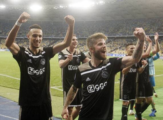 Sport Bilder des Tages August 28, 2018 - Kiev, Ukraine - LASSE SCHONE (C) of Ajax celebrates with his team the victory during the UEFA Champions League play-off, second leg, soccer match between FC Dynamo Kyiv and Ajax Amsterdam, at the Olimpiyskiy stadium in Kiev, Ukraine, on 28 August 2018. Ajax Amsterdam vs FC Dynamo Kiev , UEFA Champions League soccer match - ZUMAg194 20180828_zap_g194_012 Copyright: xSergxGlovnyx