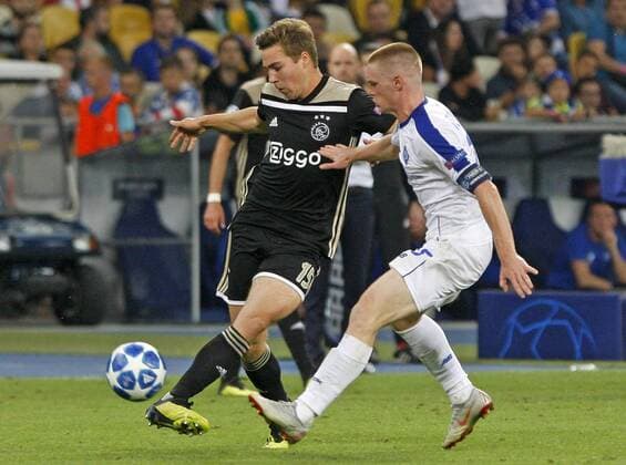 August 28, 2018 - Kiev, Ukraine - VIKTOR TSYGANKOV (R) of Dynamo and CAREL EITING (L) of Ajax in action during the UEFA Champions League play-off, second leg, soccer match between FC Dynamo Kyiv and Ajax Amsterdam, at the Olimpiyskiy stadium in Kiev, Ukraine, on 28 August 2018. Ajax Amsterdam vs FC Dynamo Kiev , UEFA Champions League soccer match - ZUMAg194 20180828_zap_g194_017 Copyright: xSergxGlovnyx