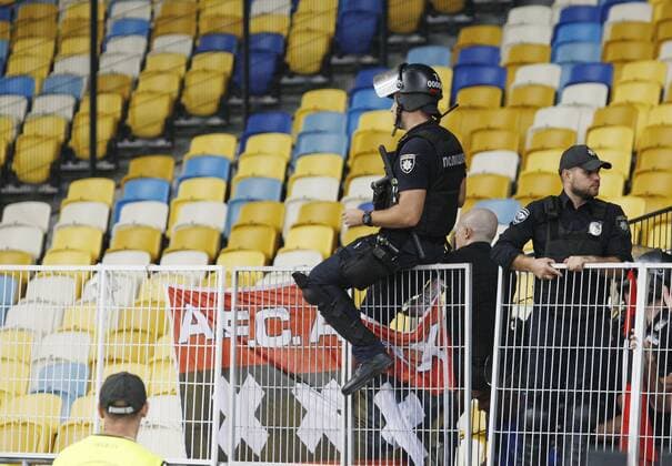 August 28, 2018 - Kiev, Ukraine - A policeman looks on soccer hooligans before the UEFA Champions League play-off, second leg, soccer match between FC Dynamo Kyiv and Ajax Amsterdam, at the Olimpiyskiy stadium in Kiev, Ukraine, on 28 August 2018. Ajax Amsterdam vs FC Dynamo Kiev , UEFA Champions League soccer match - ZUMAg194 20180828_zap_g194_025 Copyright: xSergxGlovnyx