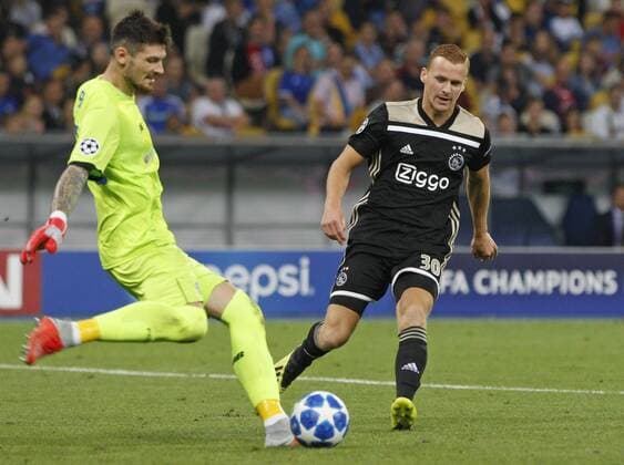 August 28, 2018 - Kiev, Ukraine - DENYS BOYKO (L) goalkeeper of Dynamo and DANI DE WIT (R) of Ajax in action during the UEFA Champions League play-off, second leg, soccer match between FC Dynamo Kyiv and Ajax Amsterdam, at the Olimpiyskiy stadium in Kiev, Ukraine, on 28 August 2018. Ajax Amsterdam vs FC Dynamo Kiev , UEFA Champions League soccer match - ZUMAg194 20180828_zap_g194_035 Copyright: xSergxGlovnyx
