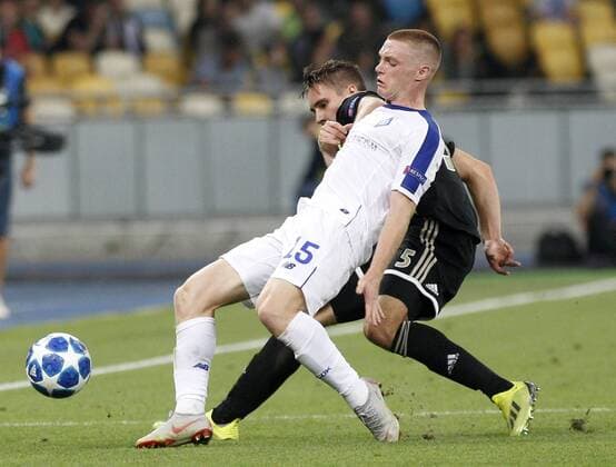 August 28, 2018 - Viktor Tsygankov ( F) of Dynamo vies with Maximilian Wober (B) of Ajax during the UEFA Champions League play off, second leg soccer match between Ajax and Dynamo Kyiv in Kyiv, Ukraine, 28 August 2018. UEFA Soccer 2018: Ajax 0:0 Dynamo Kyiv - ZUMAs334 20180828_zap_s334_028 Copyright: xAnatoliixStepanovx