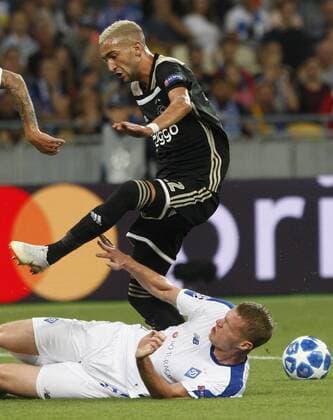 August 28, 2018 - Kiev, Ukraine - Mykyta Burda of Dynamo (down) vies for the ball with Hakim Ziyech (top) of Ajax, during the UEFA Champions League play-off, second leg soccer match between Ajax Amsterdam and FC Dynamo Kyiv, on the NSC Olimpiyskiy stadium in Kiev, Ukraine, 28 August,2018. Dinamo Kiev v Ajax - UEFA Champions League  - ZUMAn230 20180828_zaa_n230_334 Copyright: xStrx