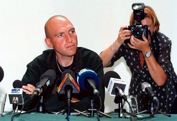 OST2 OSTEND,Belgium,20JUL99 A PRESS PHOTOGRAPHER MOVING IN ON BELGIAN CYCLING CHAMPION LUDO DIERCKXSENS DURING HIS press conference PK Pressekonferenz AT A LOCAL HOTEL TUESDAY JULY 20,WHERE HE GAVE DETAILS ABOUT HIS EXCLUSION FROM THE TOUR THE FRANCE CYCLING RACE.  x85193606stx